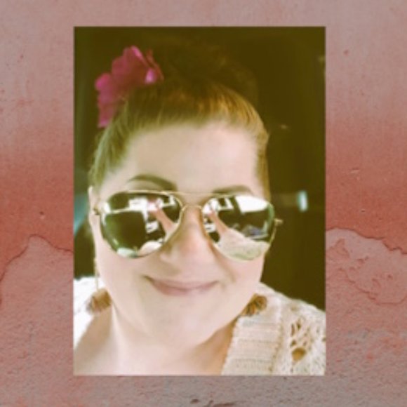 Meet your Posher, Amanda - Picture 2 of 2